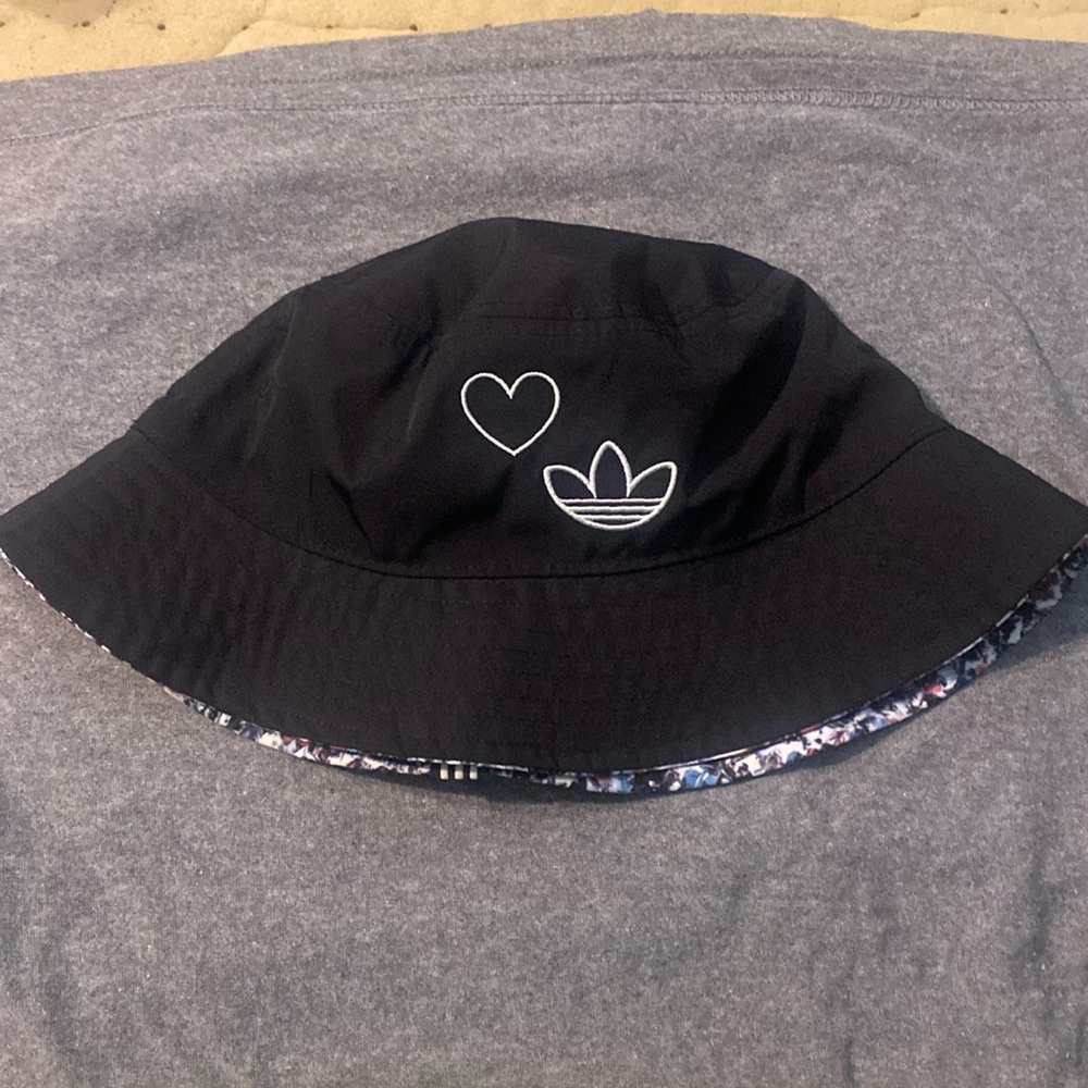 Unisex Adidas bucket Hat